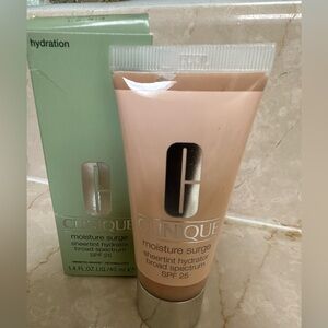 Clinique Moisture Surge Sheertint Hydrator SPF 25